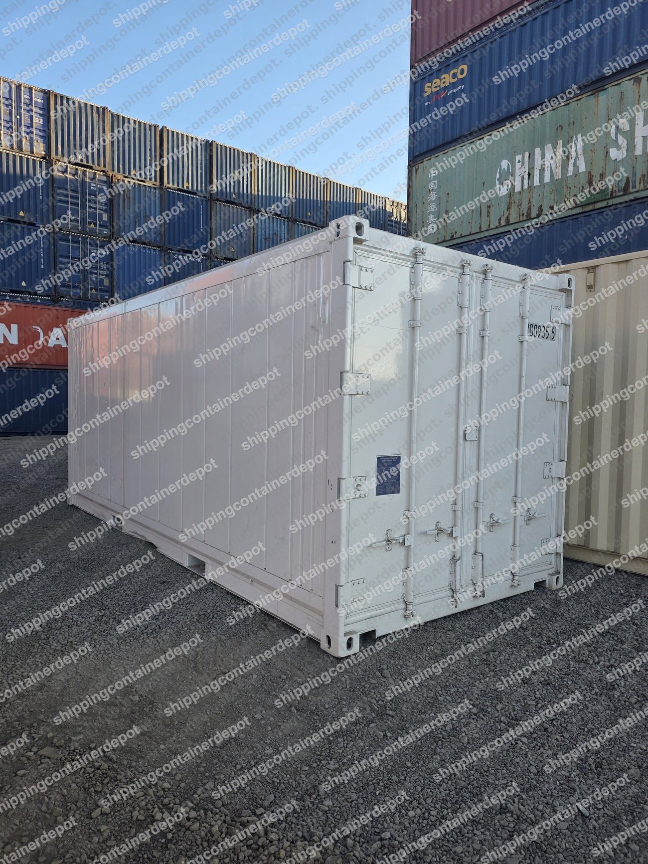 Refrigerated shipping container reefer doors
